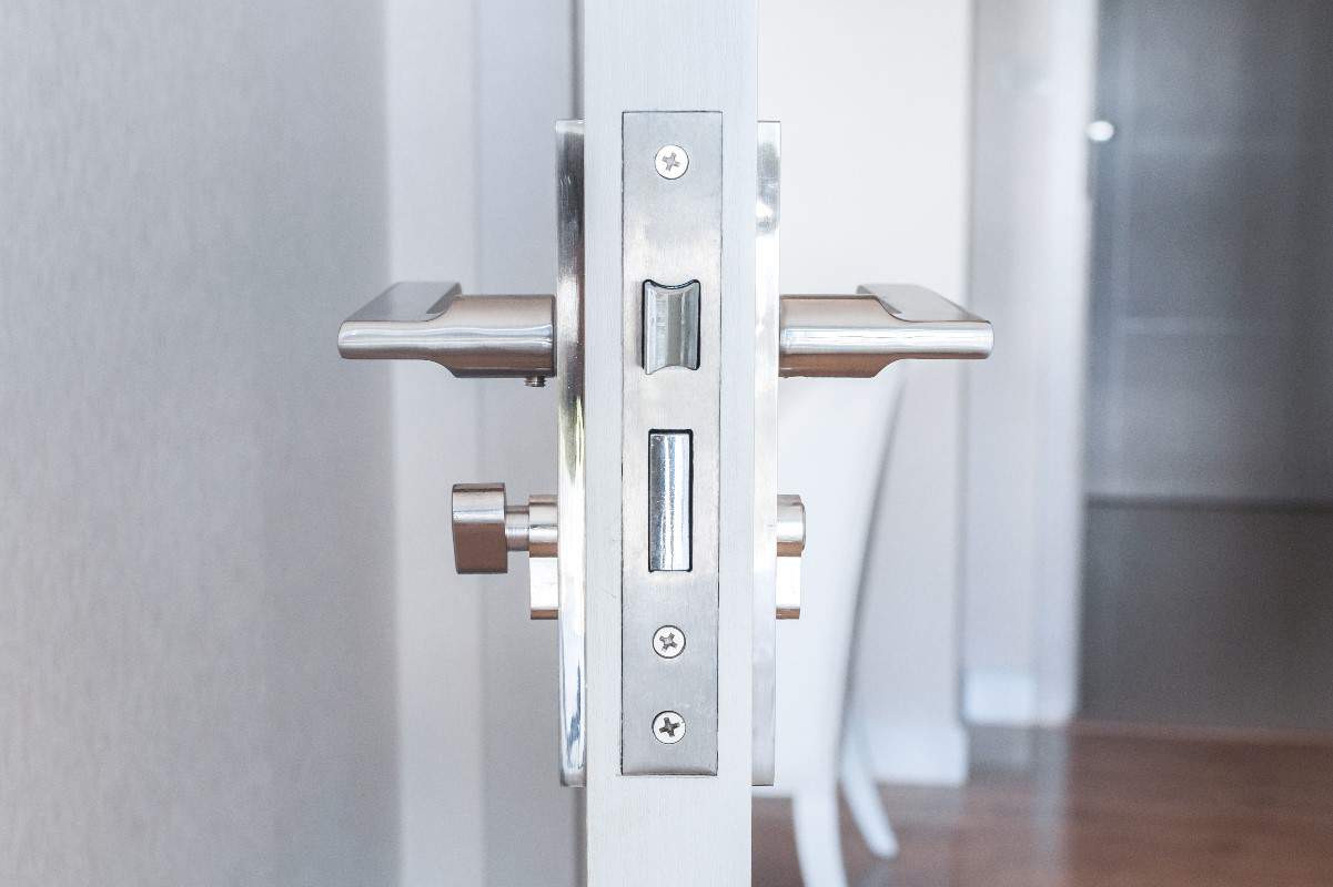 How to replace a door lock? Advice for beginners