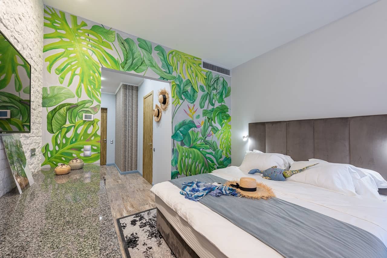 Wallpaper in leaves and floral motifs for the bedroom